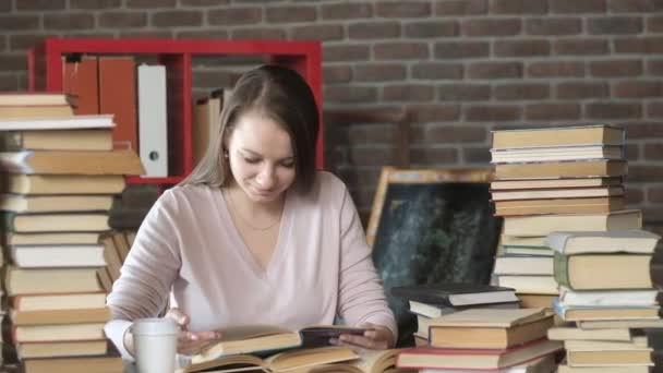 Προετοιμασία Εξετάσεων Γυναίκα Διαβάζει Βιβλίο Ανάμεσα Πολλά Βιβλία Όμορφη Νεαρή — Αρχείο Βίντεο