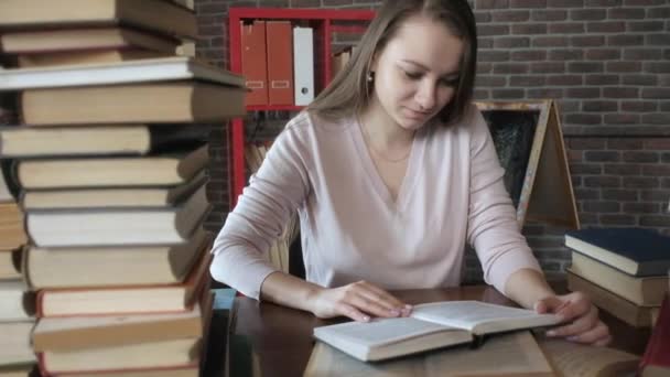 Студент Читает Книги Красивая Молодая Девушка Сидит Комнате Дома Столом — стоковое видео