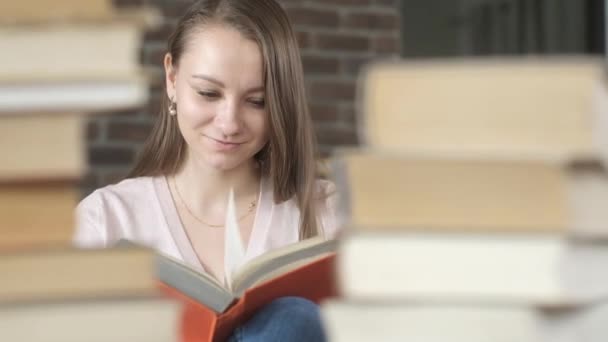 Hermosa Joven Estudiante Está Sentado Biblioteca Entre Montón Libros Libros — Vídeos de Stock