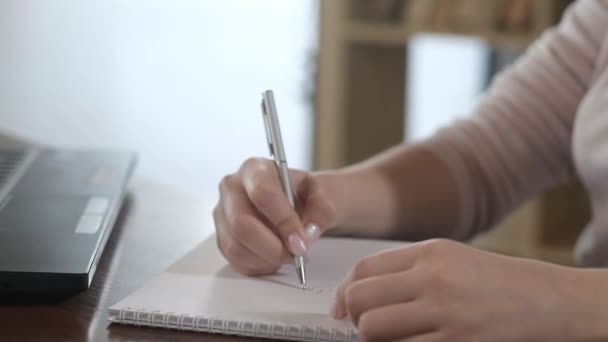 Piękna Młoda Dziewczyna Pracująca Laptopie Biurze Bizneswoman Zapisuje Dane Długopisem — Wideo stockowe