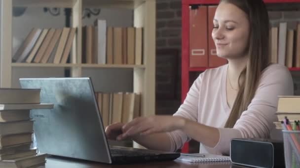 Όμορφη Κοπέλα Που Δουλεύει Ένα Λάπτοπ Στο Γραφείο Επιχειρηματίας Δυναμώνει — Αρχείο Βίντεο