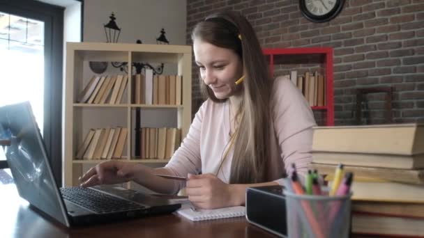 Piękna Młoda Dziewczyna Słuchawkach Zapisuje Dane Karty Komputera Kobieta Dokonuje — Wideo stockowe