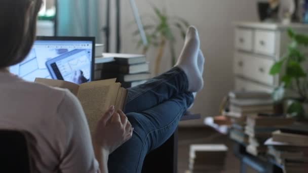 Uma Jovem Está Sentada Uma Cadeira Com Pés Mesa Descansando — Vídeo de Stock