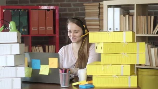 Ofiste Kulaklıklı Bir Kız Dizüstü Bilgisayarda Daktilo Yazıyor Teneffüste Kupa — Stok video