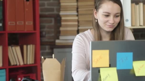 Hermosa Joven Que Trabaja Ordenador Portátil Oficina Lugar Trabajo Hay — Vídeo de stock