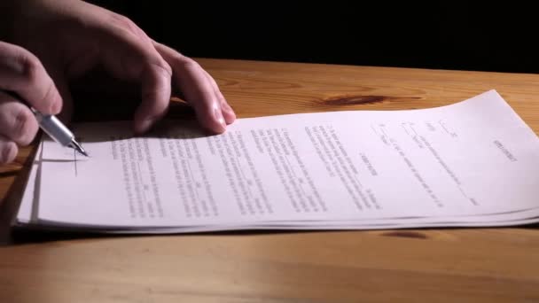 Handtekening Zakenman Tekent Het Contract Met Een Pen Onderteken Het — Stockvideo