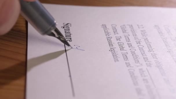 特写签名 那位商人用笔签署了合同 签署合同 商业谈判 — 图库视频影像