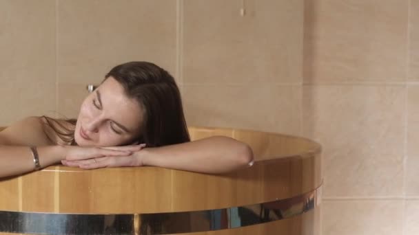 Porträt Eines Entspannten Schönen Schlanken Mädchens Das Warmen Wasser Eines — Stockvideo