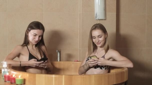 Hermosas Novias Delgadas Trajes Baño Sientan Barril Japonés Con Agua — Vídeo de stock