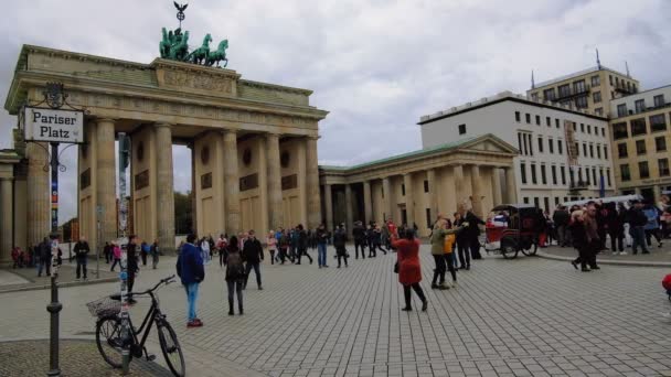 ベルリン、有名な寄木細工の広場気分、人々が歩く、子供、警察とブランデブルク門 — ストック動画