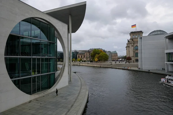 Berlino città reichstag vista sul fiume con la gente turisti e trasporti pubblici — Foto Stock