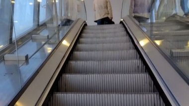 Havaalanı yürüyen merdiveni insanlarla hareket görünümünü yükseltir, 4k ultra hd