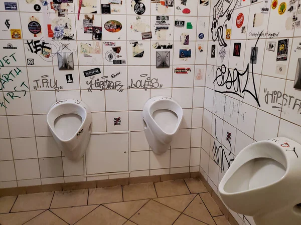 Špinavé veřejné restaurace muži WC ve starém Berlíně — Stock fotografie