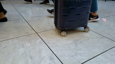 Kalabalık insanlar terminalin kapısında ağır çekimde yürüyor, turist nakliyesinde. 