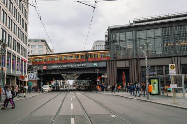 Berlin şehir sokak hayatı trafiği, insanlar ve DB tren durağı, ulaşım