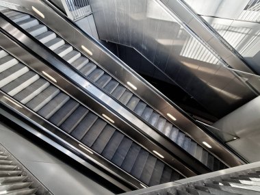 Bir istasyonda modern yürüyen merdivenin en üst görünümü 