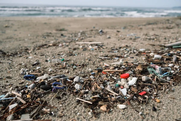 Micro plastique mer côte pollution, plastique libre écosystème planète sauver concept — Photo