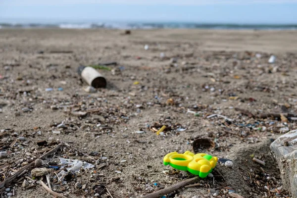Plastikmüll an wilder Meeresküste vor verschwommenem Hintergrund, Konzept zur Rettung des Planeten — Stockfoto