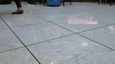 Kalabalık insanlar terminalin kapısında, havaalanında, turist taşımacılığında yürüyorlar. 