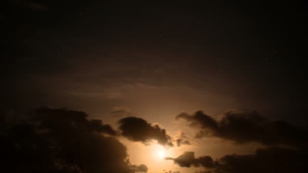 云彩与月亮一起在喜怒无常的夜空中移动，大自然的时间推移4k — 图库视频影像