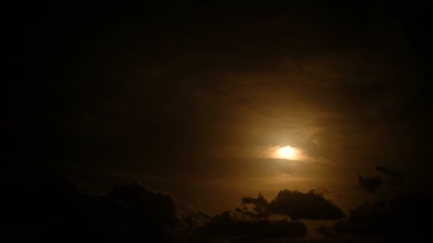 Luna ispiratrice e stelle sul cielo notturno arancione, movimento nuvoloso timelapse 4k — Video Stock