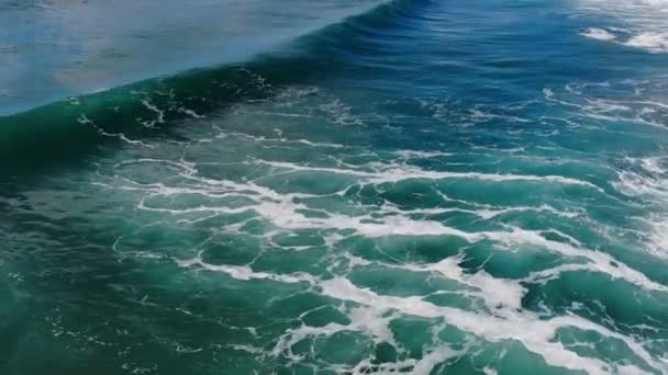 Splash moto ondoso, vista aerea su acque profonde blu mare, fenomeno naturale — Video Stock