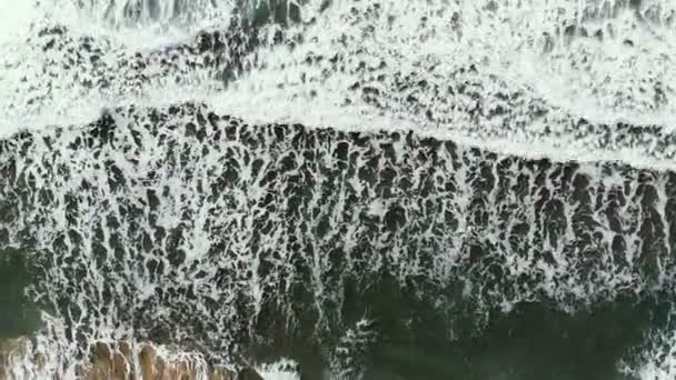 Splashing ondas movimento, vista aérea sobre gradiente azul-turquesa água do mar, 4k — Vídeo de Stock