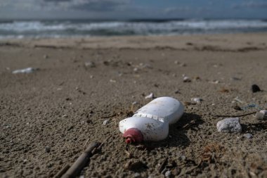 Kirlilik, kışın deniz kıyısındaki plastik konteynır bulanık arka plan, gezegen 