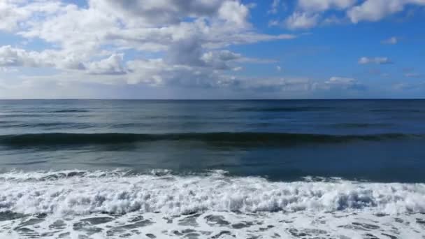 Voe para trás sobre o movimento das ondas, vista aérea na água azul profunda do mar, céu do horizonte do oceano — Vídeo de Stock