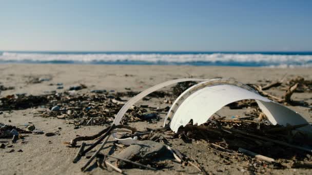 Plastic afval op vervuild strand over zee golven beweging, vuile planeet ecosysteem — Stockvideo