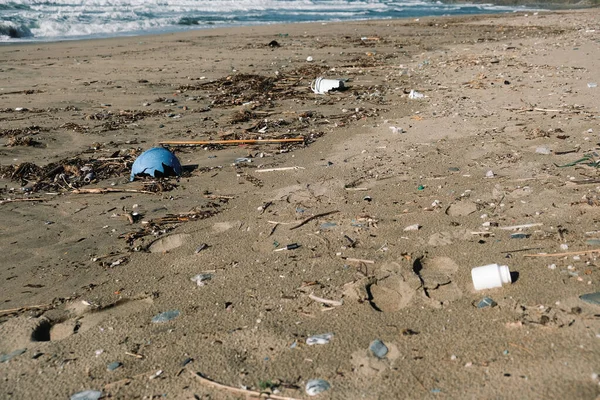 Plastik konteynırlar deniz kıyısında bulanık arka planda kirlilik, gezegen tasarrufu — Stok fotoğraf