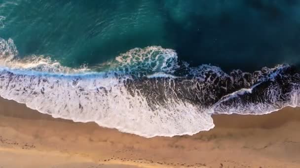 Působivý letecký pohled na šplouchání vln na tyrkysově modrém mořském povrchu — Stock video