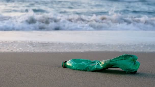 Deniz kıyısındaki plastik şişe bulanık dalgaların üzerinde hareket arkaplanı, gün batımı zamanı, 4k — Stok video