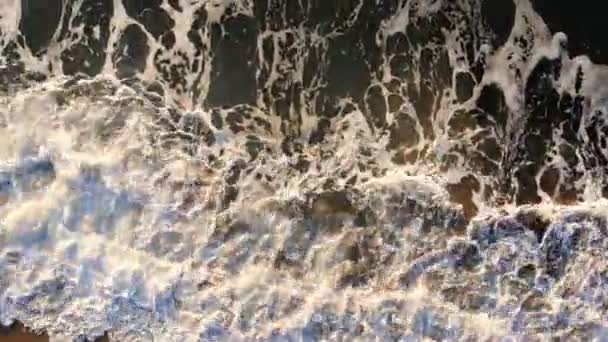 Impressionnant zoom aérien vue arrière des vagues éclaboussantes mouvement, gradient mer bleue  