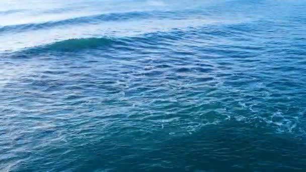 Splashing golven beweging, vanuit de lucht uitzicht over diep blauw zeewater oppervlak, wetenschap 4k — Stockvideo
