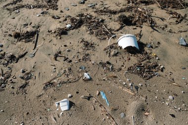 Plastik konteynırlar deniz kıyısında bulanık arka planda kirlilik, gezegen tasarrufu