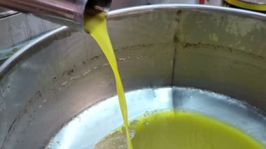 Yeşil zeytinyağı fabrikası, çıkarma makinesi ekstra saf yağ akışı