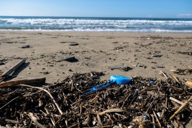 Kirlilik, plastik çocuklar kışın deniz kıyısında oynaşıyor bulanık bir arka plan, gezegen 