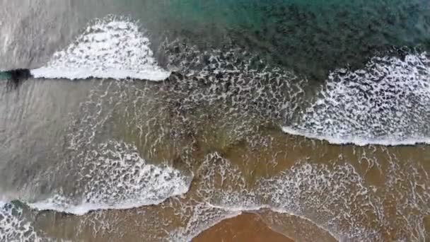 Впечатляющий вид с воздуха на многоволновые брызги движения, градиентно-голубая морская вода — стоковое видео