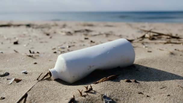 Giovane uomo raccogliere rifiuti di plastica sulla riva del mare, pulire l'inquinamento dell'ecosistema, 4k — Video Stock