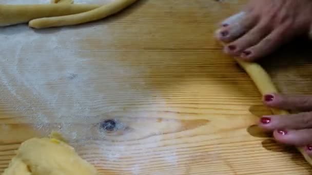 Mulher mãos preparando doces de Natal com rolo de madeira na cozinha, 4k — Vídeo de Stock