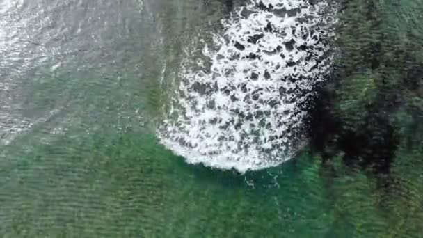 Epický letecký pohled na vícevlnový stříkající pohyb, gradient modrá mořská voda 4k — Stock video