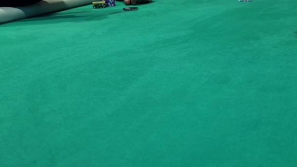 포커 게임 선수 대회 테이블에 앉아 있는 사람들, 손수레 거래 운동, 도박 4K — 비디오