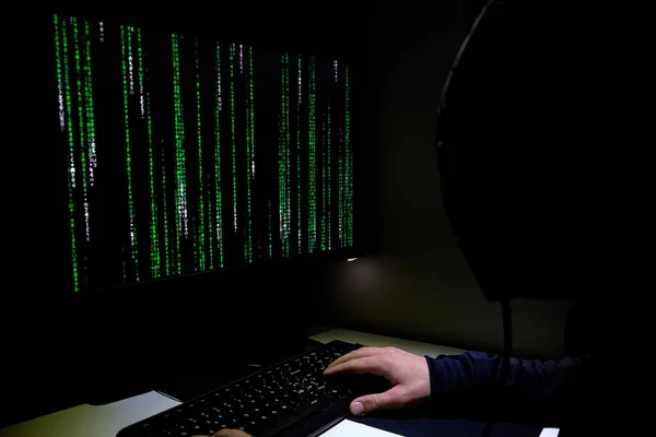 Bilgisayar korsanı pc gizlilik veri dekripti üzerinde çalışıyor, siber ağ güvenliği, matris kodu çalışıyor