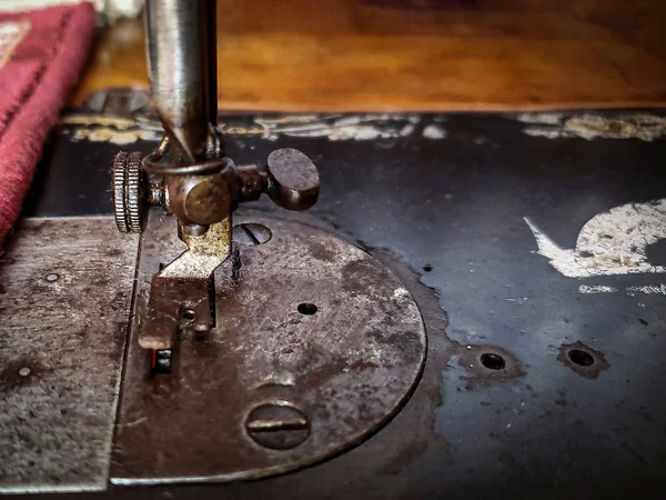 Старые традиционные винтажные швейные машины закрыть детали, старинные рабочие инструменты — стоковое фото