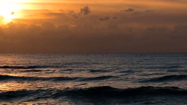 Zoom arrière, Coucher de soleil inspirant, vagues de mer, atmosphère de paysages — Video