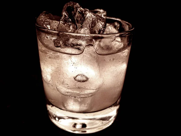 Copo de coquetel isolado gelado em fundo preto, bebida de vodka, estilo de vida noturno — Fotografia de Stock