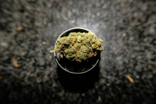 Marijuana bud on cannabis grinder item, drugs addiction concept — Stock Photo, Image
