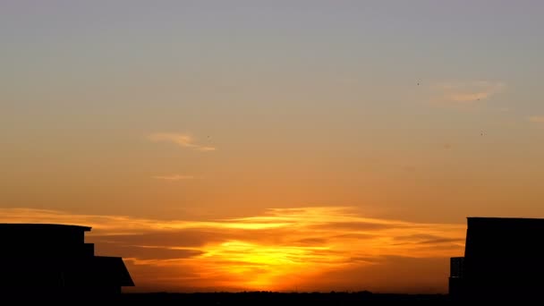 Coucher de soleil brûlant sur les toits de Rome avec avion décollant silhouette des bâtiments — Video