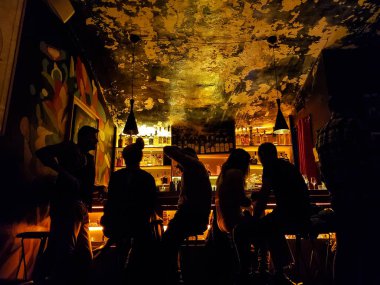 Gece barda içen bir grup insan, gece hayatı atmosferi konsepti. 